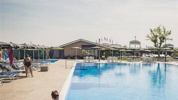 Piscina externa sazonal, funciona das 7h30 às 19h30, guarda-sóis