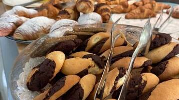 Café da manhã com buffet grátis todos os dias