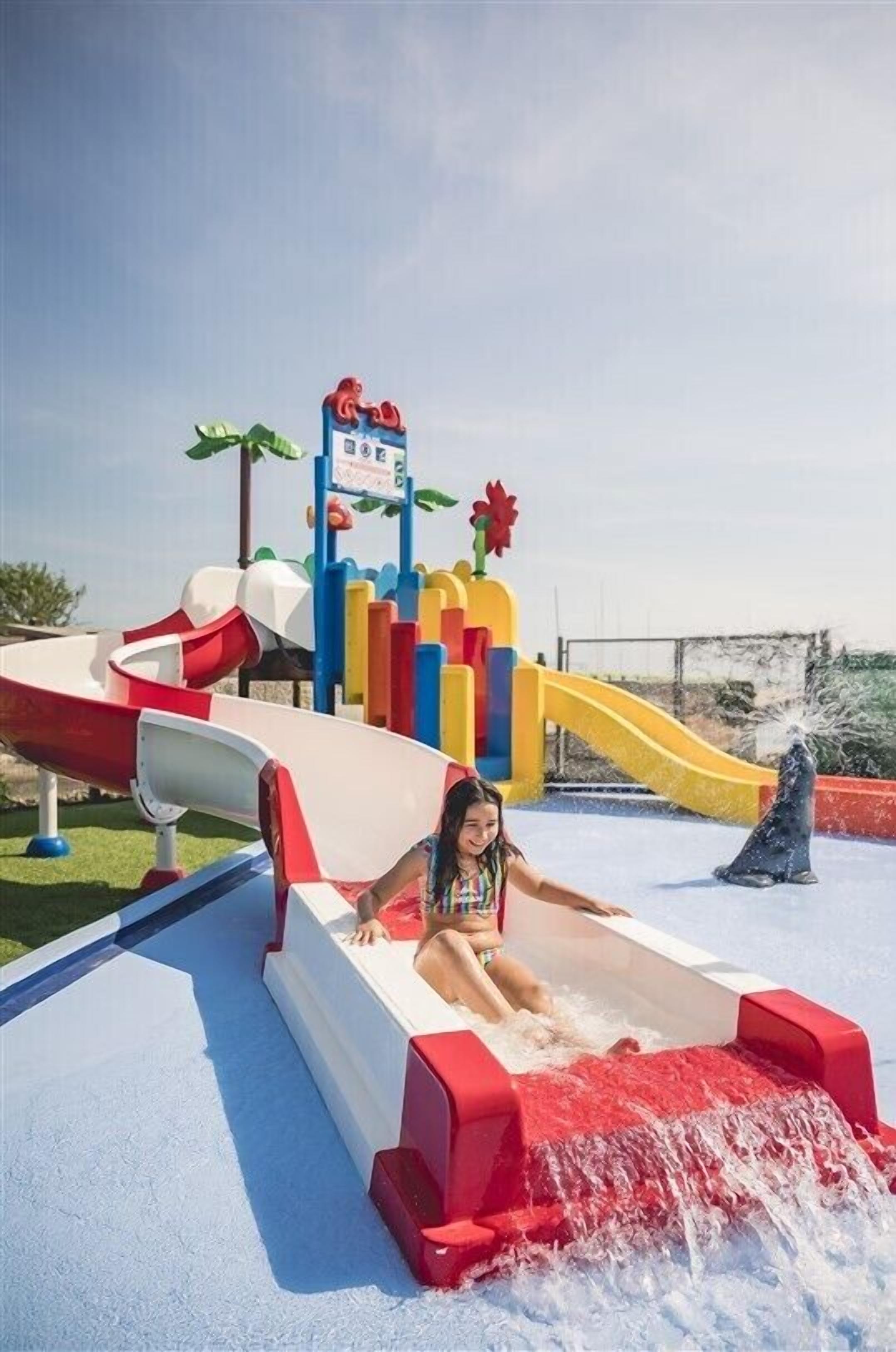 Una piscina al aire libre de temporada, sombrillas