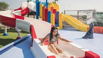 Una piscina al aire libre de temporada, sombrillas