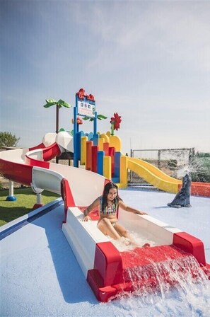 Piscine extérieure (ouverte en saison), parasols de plage