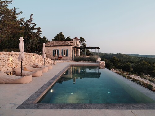 Beautiful secluded villa, private 12m infinity pool and incredible sunset views
