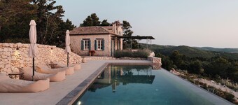 Beautiful secluded villa, private 12m infinity pool and incredible sunset views