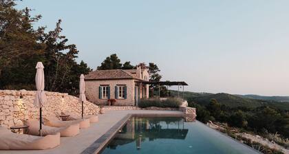 Beautiful secluded villa, private 12m infinity pool and incredible sunset views