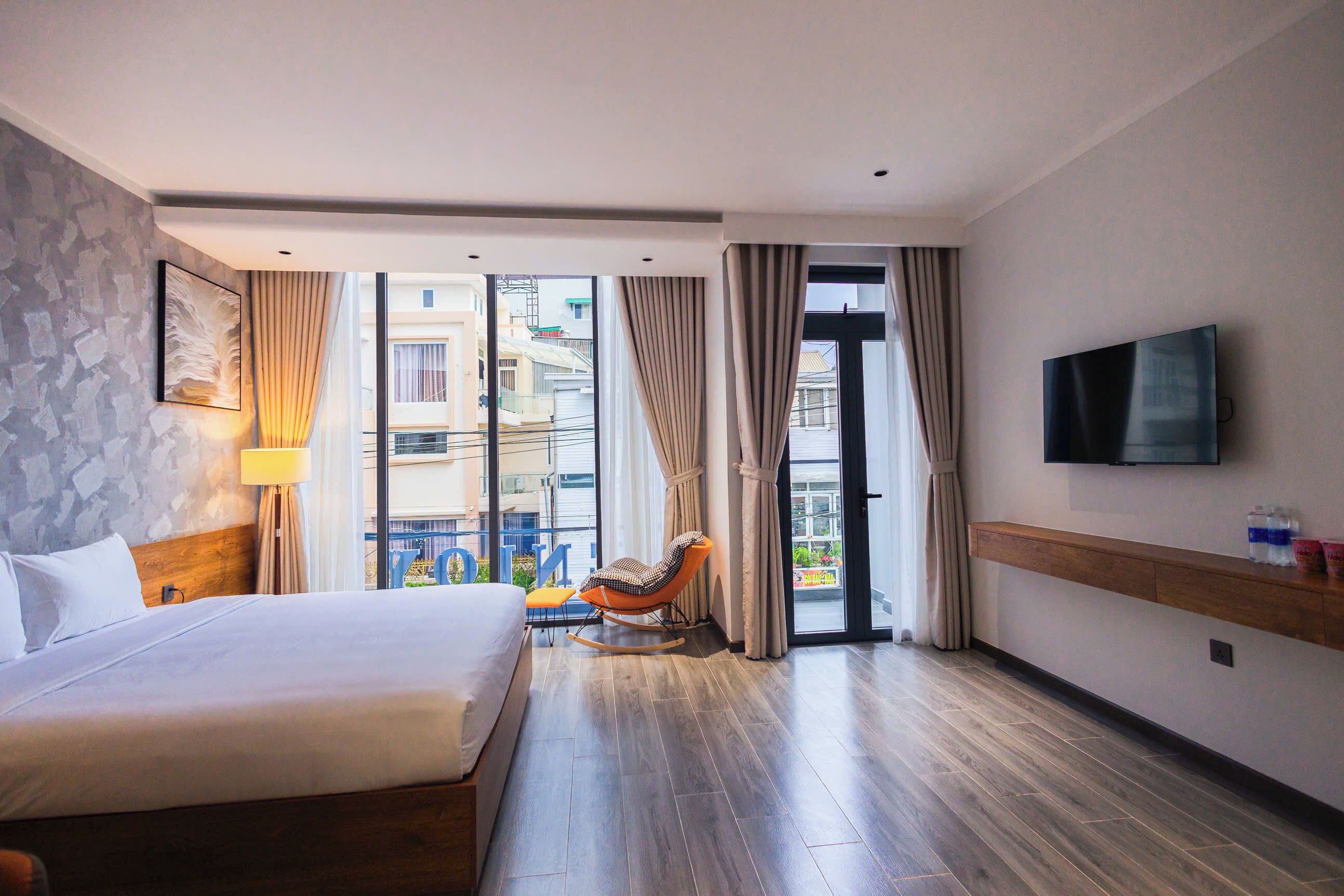 Deluxe tweepersoonskamer, 1 kingsize bed, kitchenette | Een kluis op de kamer, individueel gedecoreerd, individueel gemeubileerd