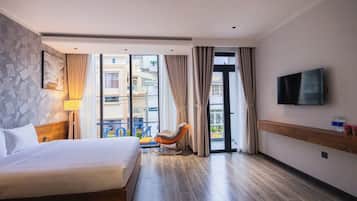 Deluxe tweepersoonskamer, 1 kingsize bed, kitchenette | Een kluis op de kamer, individueel gedecoreerd, individueel gemeubileerd