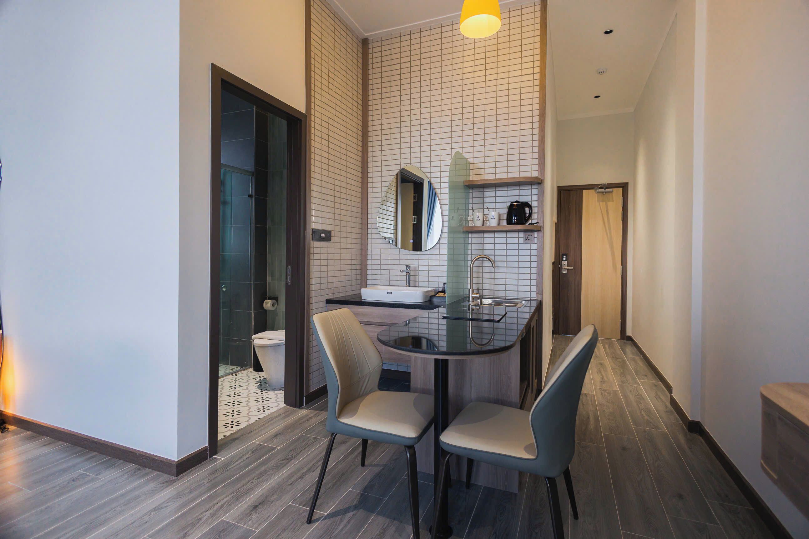 Un bagno moderno con cabina doccia in vetro, lavandino e specchio.