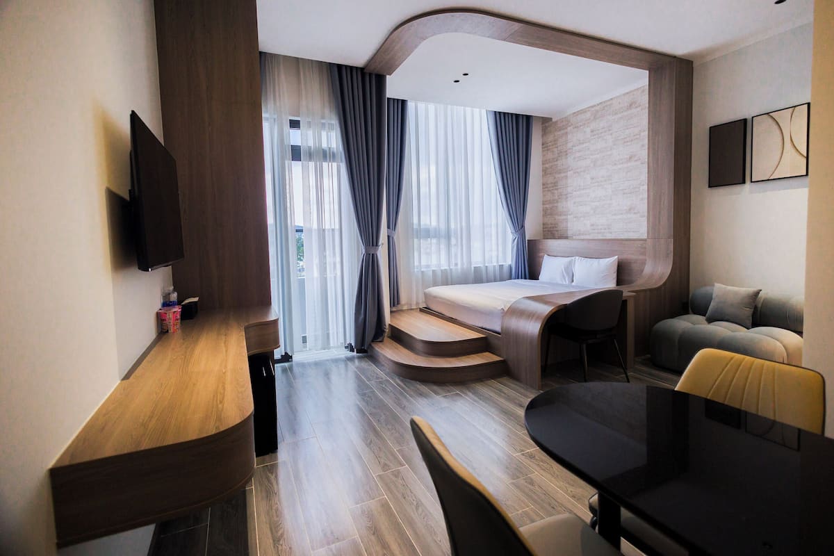 Deluxe Double Room, 1 King Bed, Kitchenette, City View