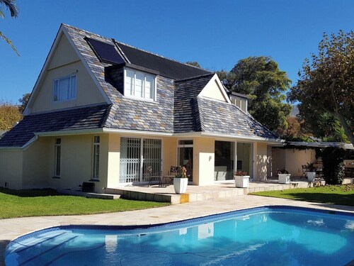 Fully equipped villa with solar-heated pool at the Constantia Valley Wine Route