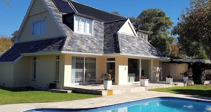 Fully equipped villa with solar-heated pool at the Constantia Valley Wine Route