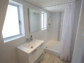 Een douche, een haardroger, handdoeken, zeep