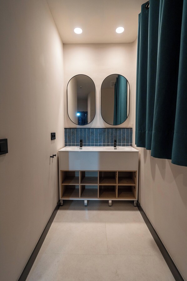 Shower, rainfall showerhead, towels, soap - The Central House Granada Elvira Hostel (Granada)