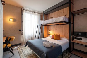 Double Room | Free WiFi, bed sheets - The Central House Granada Elvira Hostel (Granada)