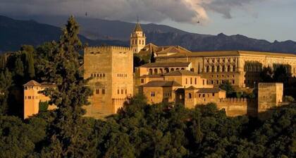The Central House Granada Elvira Hostel