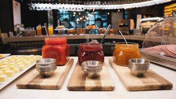 Dagelijks ontbijtbuffet (EUR 7.5 per persoon)