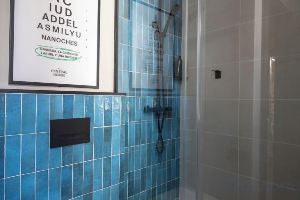 Ducha, cabezal de ducha tipo lluvia, jabón, shampoo