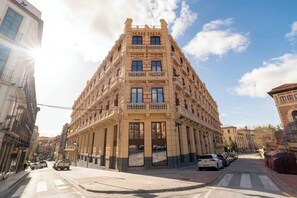 Front of property - The Central House Granada Elvira Hostel (Granada)