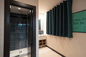 Shower, rainfall showerhead, towels, soap - The Central House Granada Elvira Hostel (Granada)