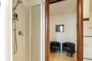 Dusche, kostenlose Toilettenartikel, Haartrockner, Bidet