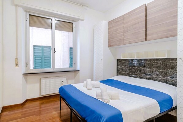 1 habitación, escritorio, tabla de planchar con plancha y wifi 