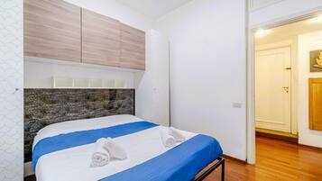 1 dormitorio, tabla de planchar con plancha, wifi y ropa de cama