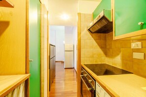 Fridge, oven, stovetop, electric kettle