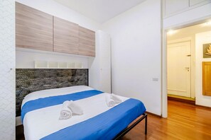 1 habitación, escritorio, tabla de planchar con plancha y wifi 