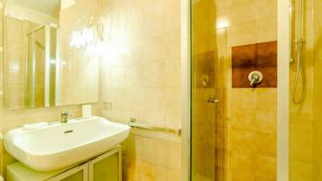 Shower, free toiletries, hair dryer, bidet