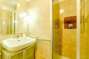 Shower, free toiletries, hair dryer, bidet