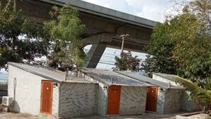 Una hilera de edificios pequeños de una sola planta, con un diseño sencillo y funcional, probablemente utilizados como alojamientos temporales o unidades de almacenamiento.