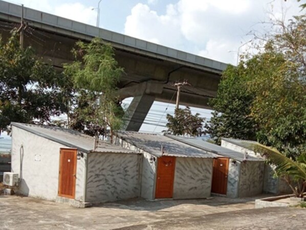 Una hilera de edificios pequeños de una sola planta, con un diseño sencillo y funcional, probablemente utilizados como alojamientos temporales o unidades de almacenamiento.