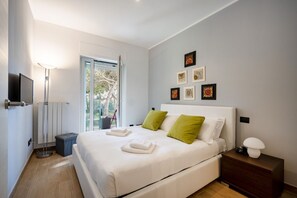 1 bedroom, iron/ironing board, WiFi, bed sheets - GuestHost - Cozy apartment for 4 people, located in a modern building in Bari. Bright and colourful, it offers a furnished balcony overlooking a quiet pine forest, creating a serene and relaxing environment. Perfectly located just 5 minutes walk from the (Bari)