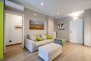 TV - GuestHost - Cozy apartment for 4 people, located in a modern building in Bari. Bright and colourful, it offers a furnished balcony overlooking a quiet pine forest, creating a serene and relaxing environment. Perfectly located just 5 minutes walk from the (Bari)