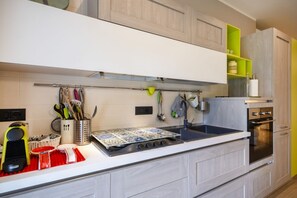 Fridge, microwave, oven, stovetop - GuestHost - Cozy apartment for 4 people, located in a modern building in Bari. Bright and colourful, it offers a furnished balcony overlooking a quiet pine forest, creating a serene and relaxing environment. Perfectly located just 5 minutes walk from the (Bari)