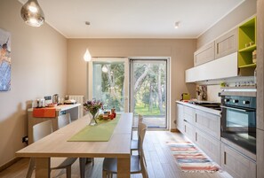 Fridge, microwave, oven, stovetop - GuestHost - Cozy apartment for 4 people, located in a modern building in Bari. Bright and colourful, it offers a furnished balcony overlooking a quiet pine forest, creating a serene and relaxing environment. Perfectly located just 5 minutes walk from the (Bari)