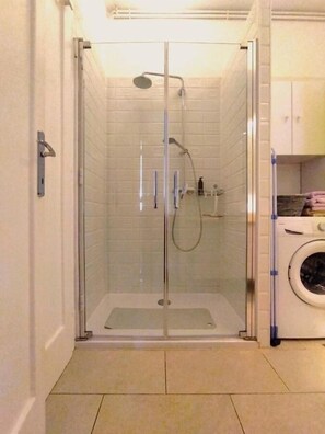Superior appartement, balkon, uitzicht op de stad | Badkamer | Gratis toiletartikelen, zeep, shampoo, toiletpapier