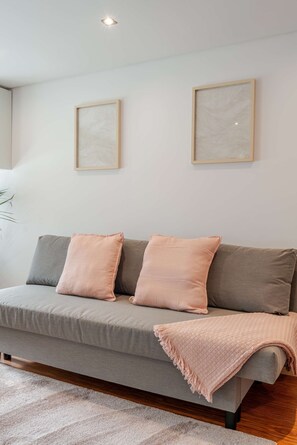 TV - Garden-Level Studio in Porto’s Heart (Porto)