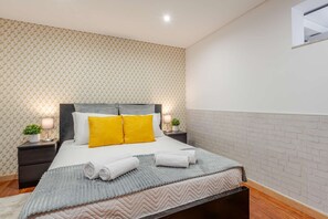 1 bedroom, iron/ironing board, WiFi, bed sheets - Garden-Level Studio in Porto’s Heart (Porto)