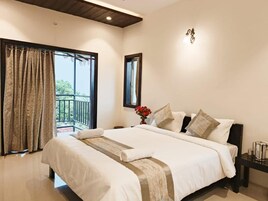 4 habitaciones, escritorio y espacio para trabajar con laptop