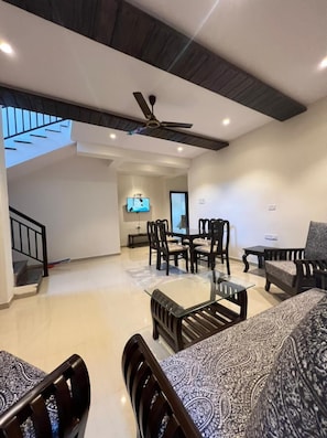 Flat-screen TV - Omkar Villa (Moleshwar)
