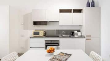 Frigorífico, microondas, horno y placa de cocina