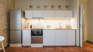 Frigorifero, forno, piano cottura, lavastoviglie