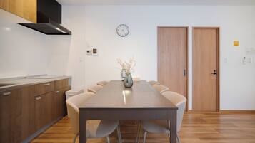 Suite estudio familiar, 2 habitaciones, para no fumadores | Servicio a la habitación