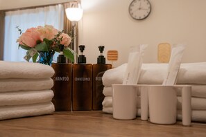 Kamar Keluarga | Kamar mandi | Kombinasi shower/bathtub dan perlengkapan mandi gratis