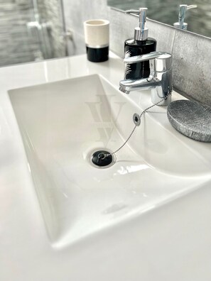 Hårtørrer, håndklæder, Sæbe, Toiletpapir