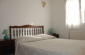 2 chambres, fer et planche à repasser