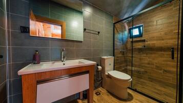 Bungalow Deluxe, vista a la montaña | Baño | Tina con regadera, amenidades de baño gratuitas, secadora de cabello
