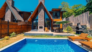 Bungalow Deluxe, vista a la montaña | Escritorio, espacio para trabajar con laptop y cunas gratuitas