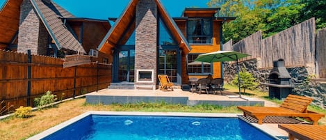 Bungalow Deluxe, vista a la montaña | Escritorio, espacio para trabajar con laptop y cunas gratuitas