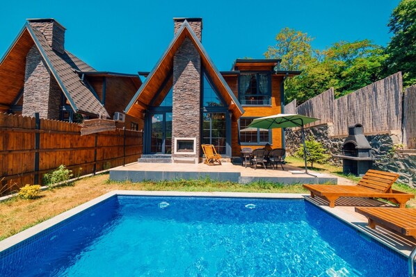 Deluxe Bungalow, Mountain View | Meja, ruang kerja komputer riba, katil bayi/kot (percuma) 